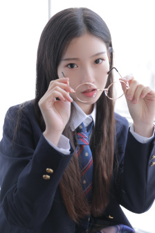 夏天女生校服太薄能看到馒头